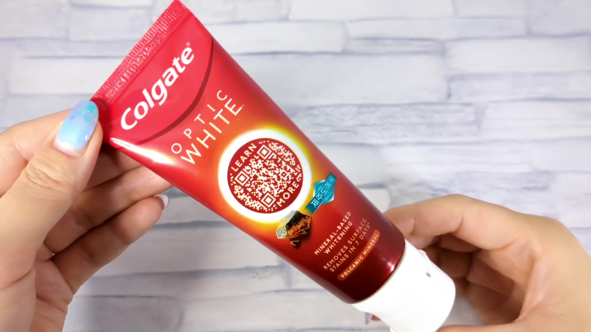 コルゲート Colgate　オプティックホワイト ボルカニックミネラル